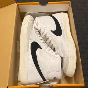 Nike blazer mid black and white
